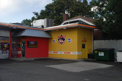 Steve’s Snappin’ Dog Friendly Restaurant: Hot Dog Haven in Denver