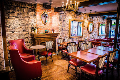 Pub Wolf & Workman: Pet Inclusive Spot in Montreal