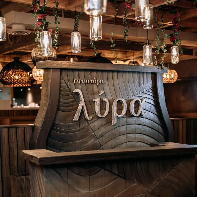 LÝRA: Your Ultimate Guide to Pet-Friendly Dining Adventures!